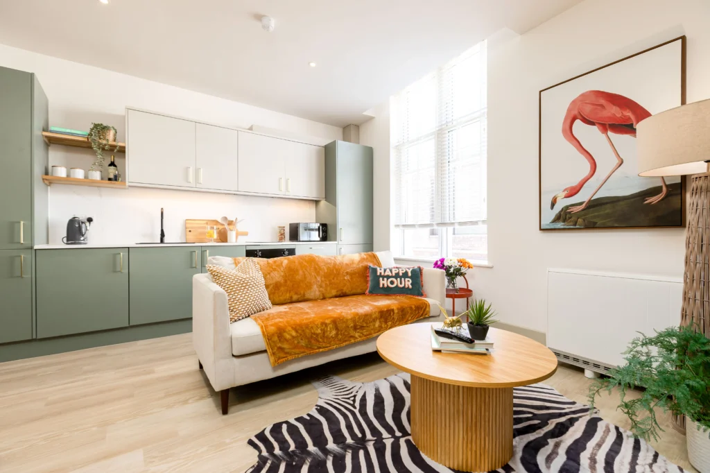 Bright Modern 2-Bed • Walk to Beach & Shops